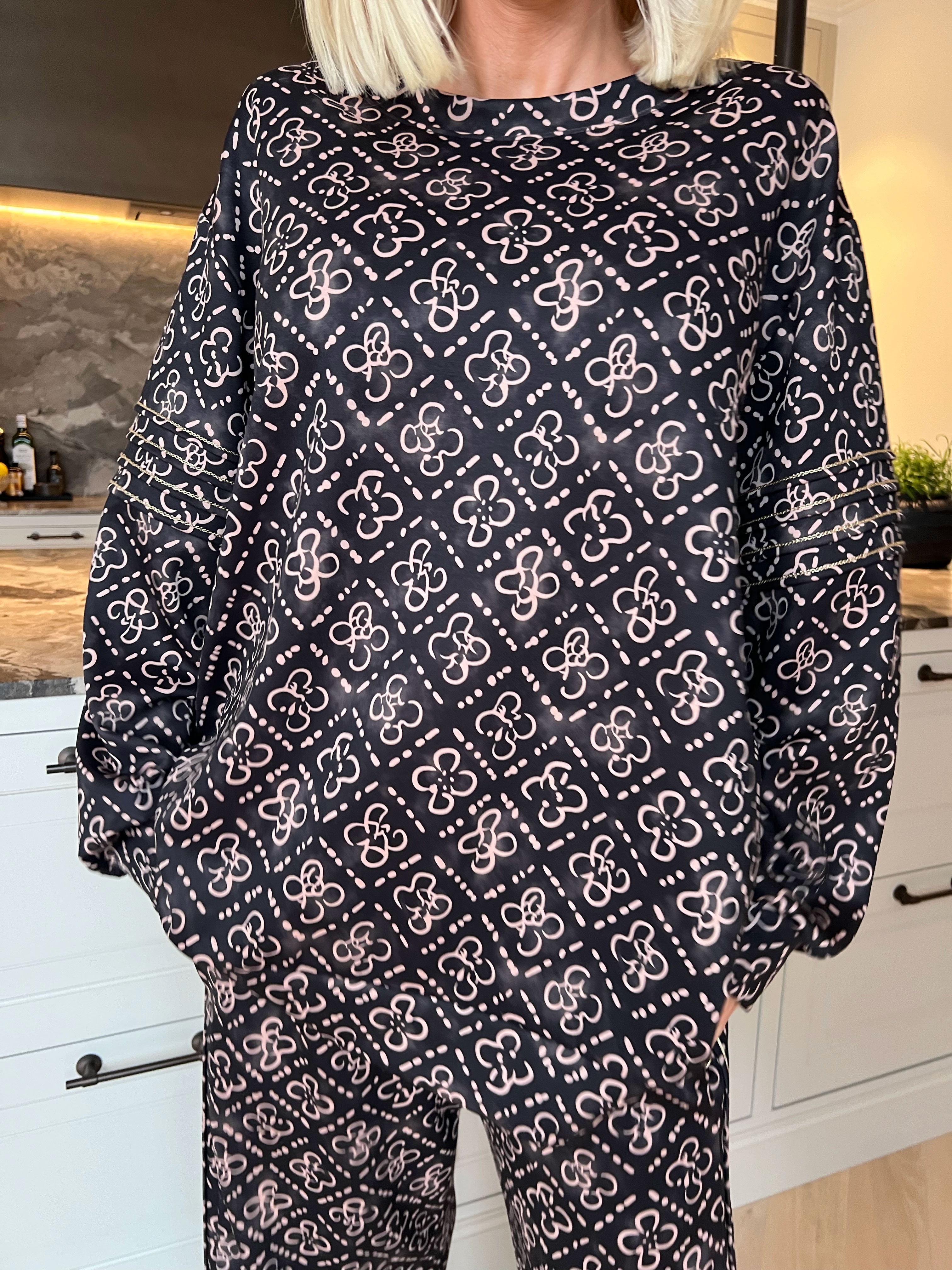 Dream Pattern - Plus size träningsoverall i viskos med trendigt mönster och gulddetaljer